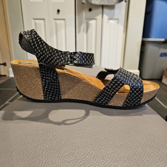 ERIC MICHAEL SIZE 39 US 8.5/9 Nadia Black Cobra Print Piel Natural Wedge Sandal - Picture 9 of 14